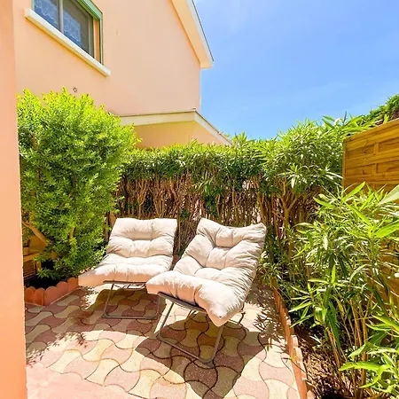 Apartamento T4 Rez De Jardin A 150m De La Six-fours Sanary